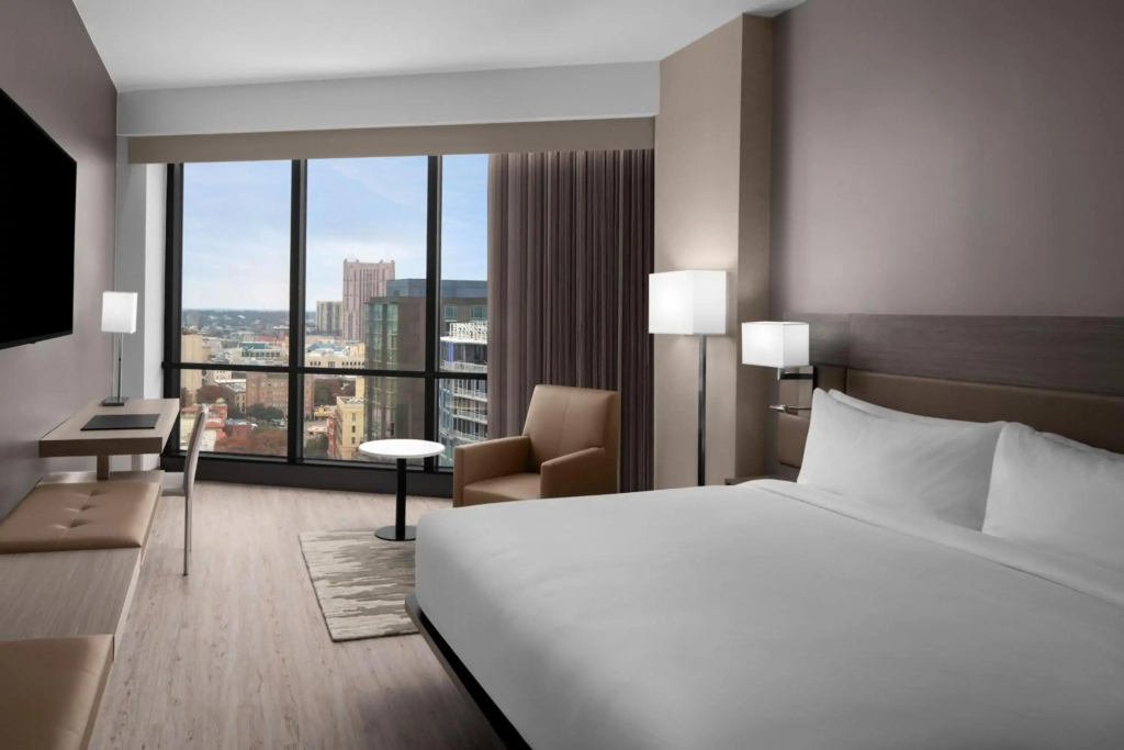 AC Hotel by Marriott San Antonio Riverwalk - 3