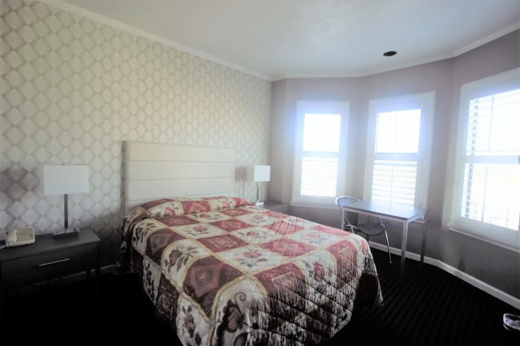 Alpha Inn & Suites - 2