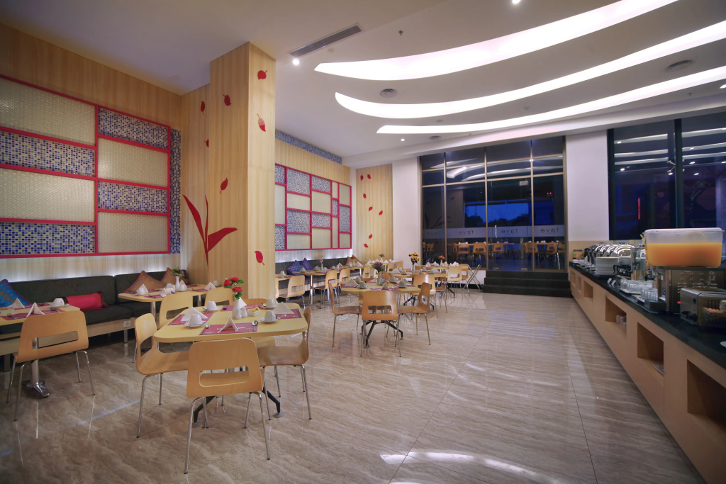Aston Inn Pantai Losari Makassar - 4