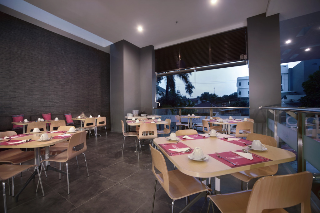 Aston Inn Pantai Losari Makassar - 5