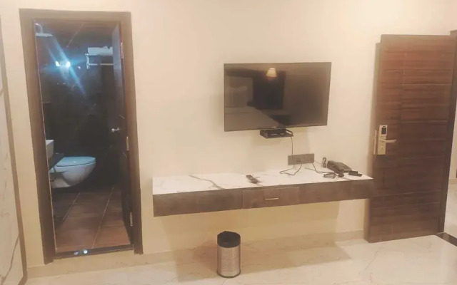 Astra Hotels and Suites - Sector 7 HSR - 3