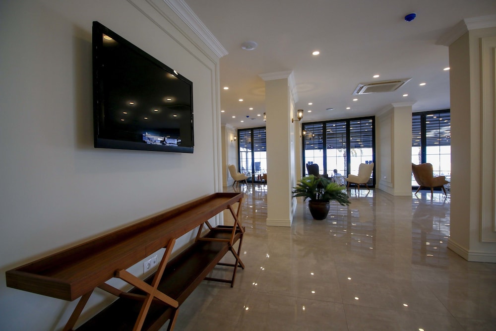 Aurasia Beach Hotel - 2