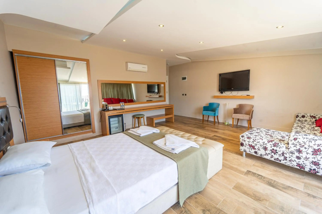 Aurasia SeaSide Hotel - 4