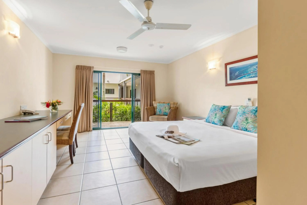 Bay Village Tropical Retreat & Apartments - 3