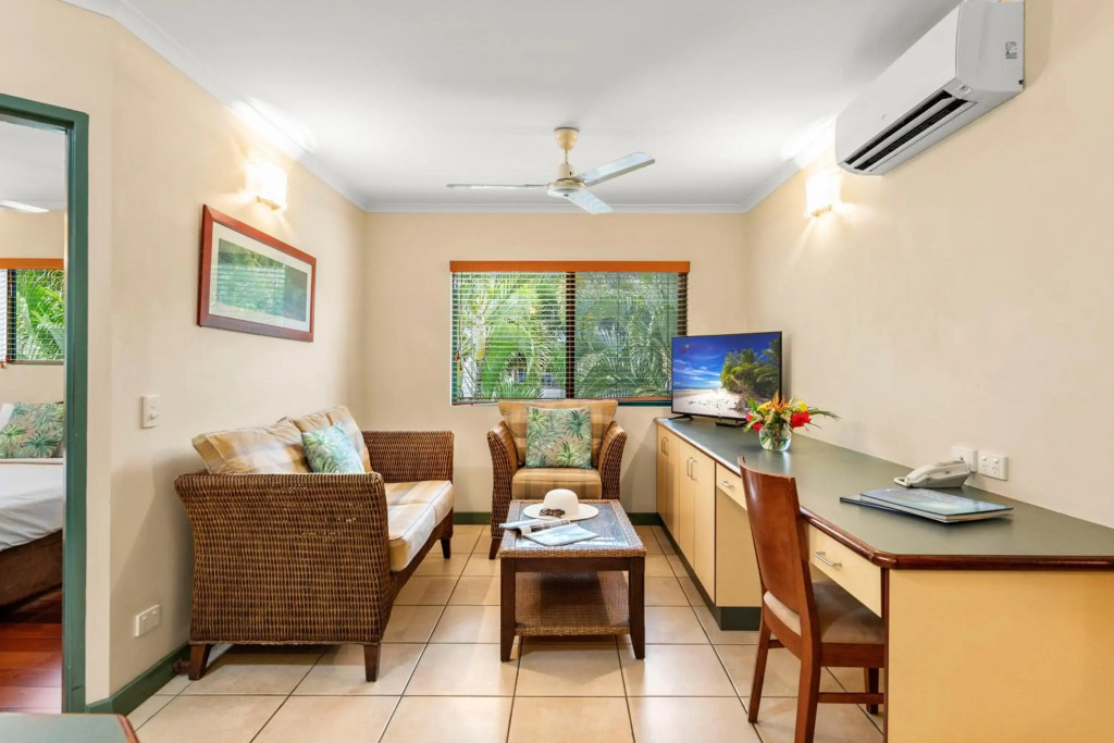 Bay Village Tropical Retreat & Apartments - 4