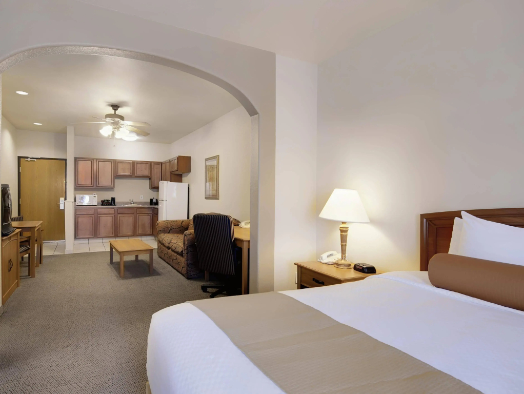 Best Western Plus Hill Country Suites - 3