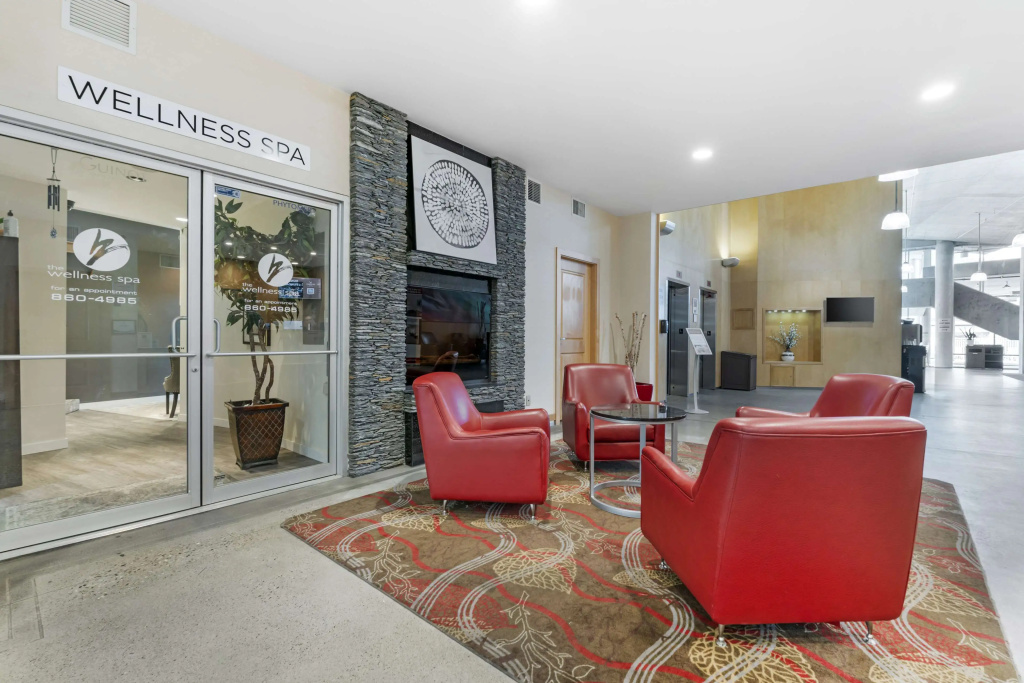 Best Western Plus Kelowna Hotel & Suites - 2