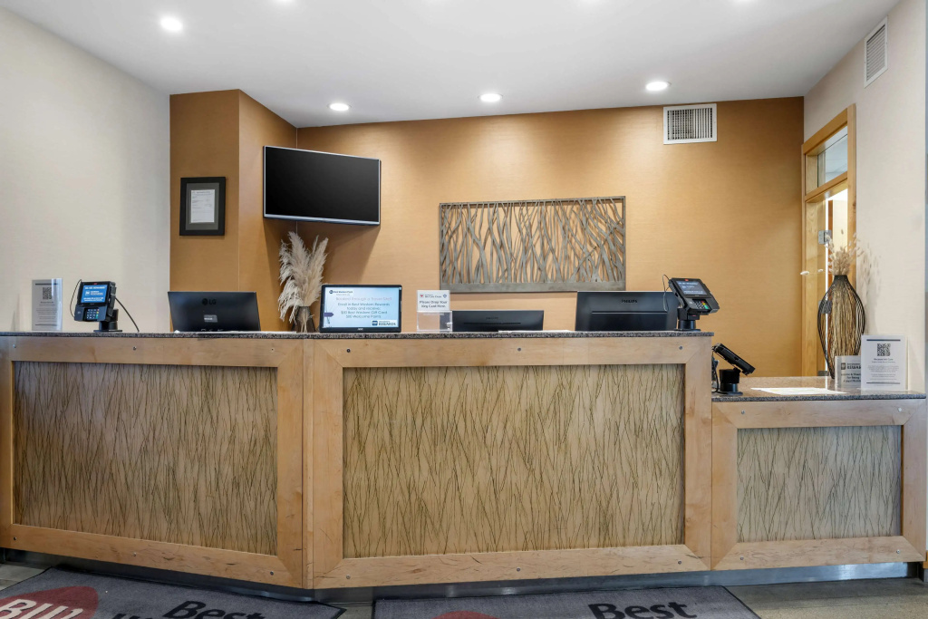 Best Western Plus Kelowna Hotel & Suites - 3