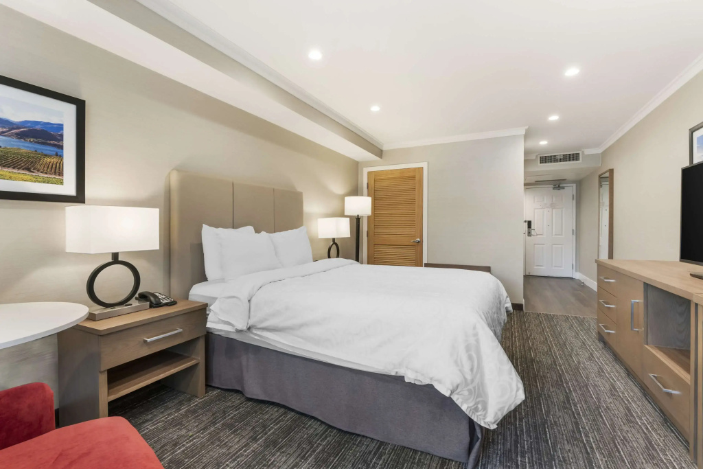 Best Western Plus Kelowna Hotel & Suites - 4