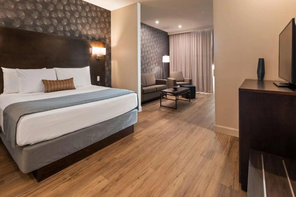 Best Western Plus Montreal East - 2