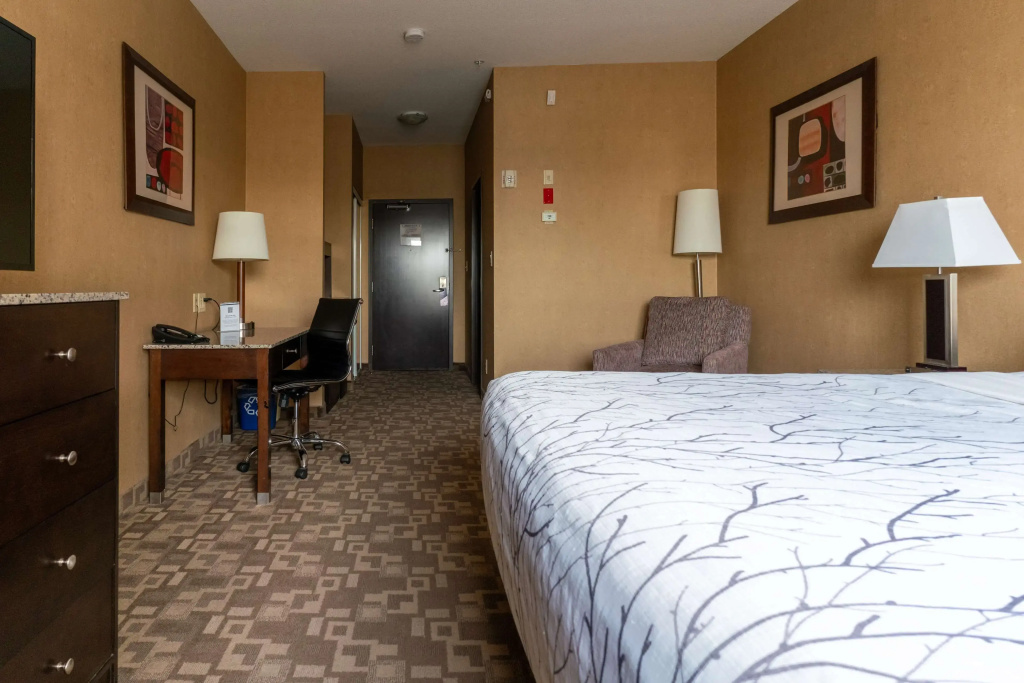 Best Western Plus South Edmonton Inn & Suites - 4