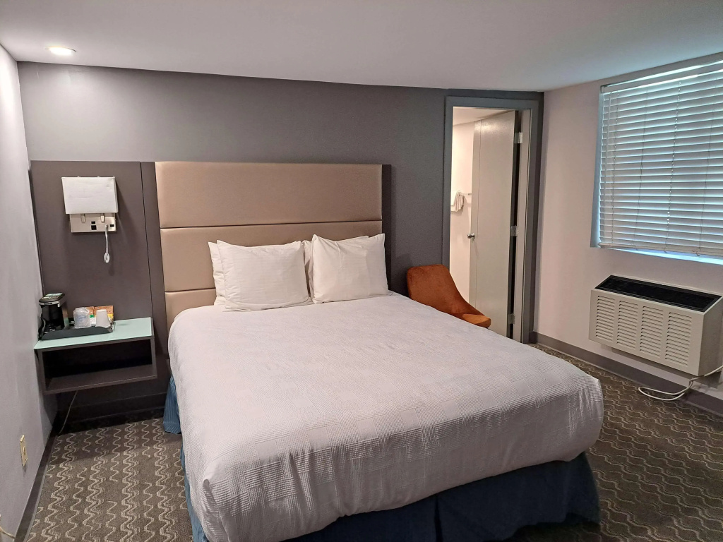 Best Western Plus Vancouver Airport Hotel - 4
