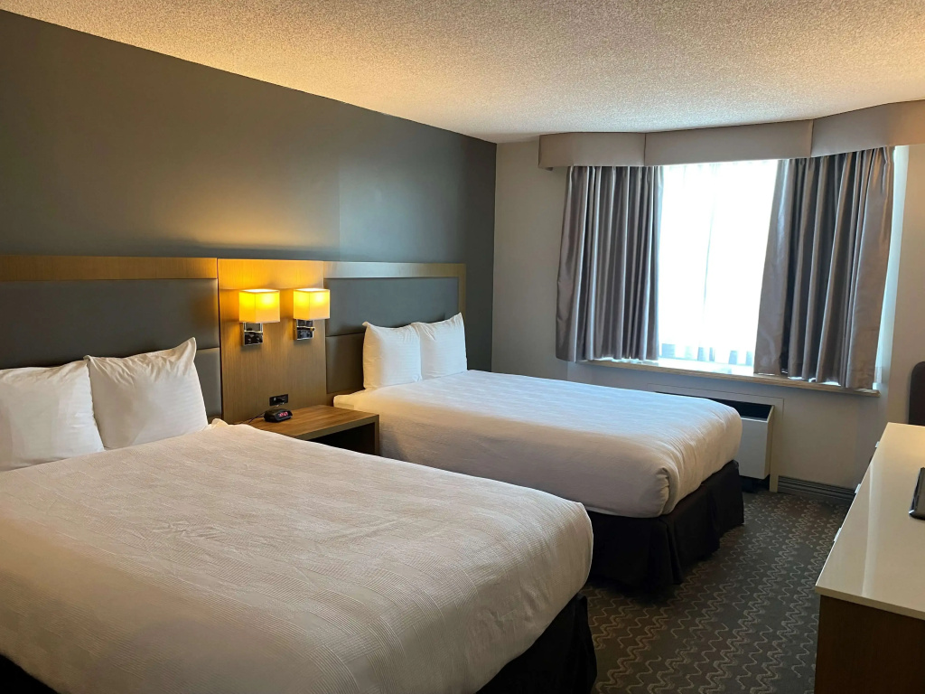 Best Western Plus Vancouver Airport Hotel - 5
