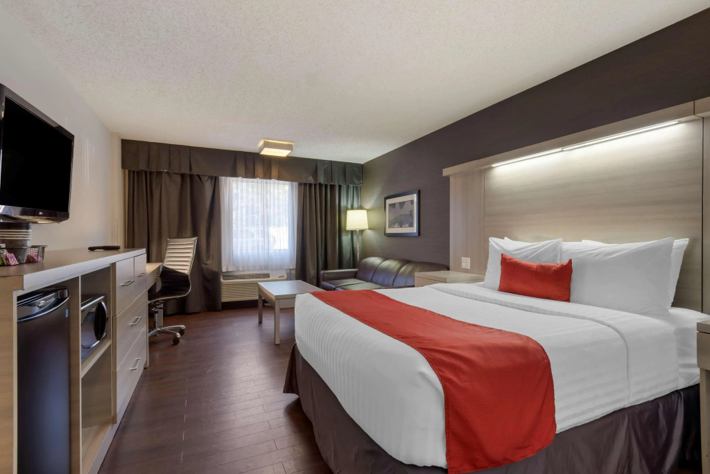Best Western Plus Village Park Inn - 4