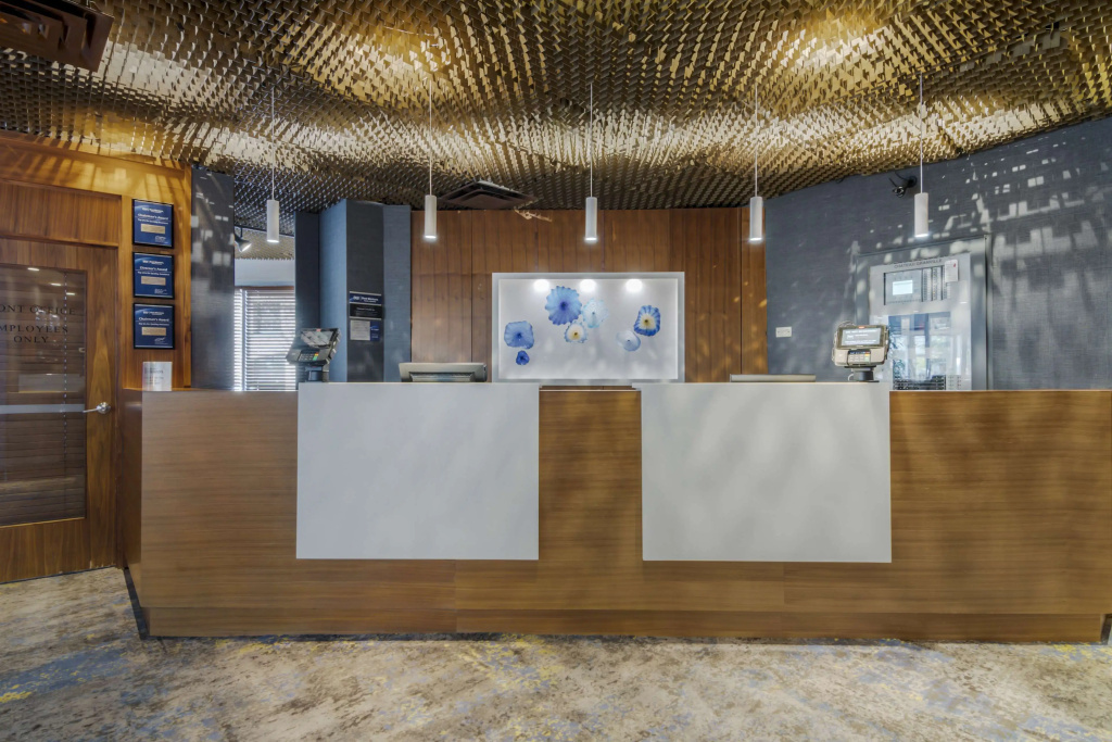 Best Western Premier Chateau Granville Hotel & Suites & Conf. Centre - 2