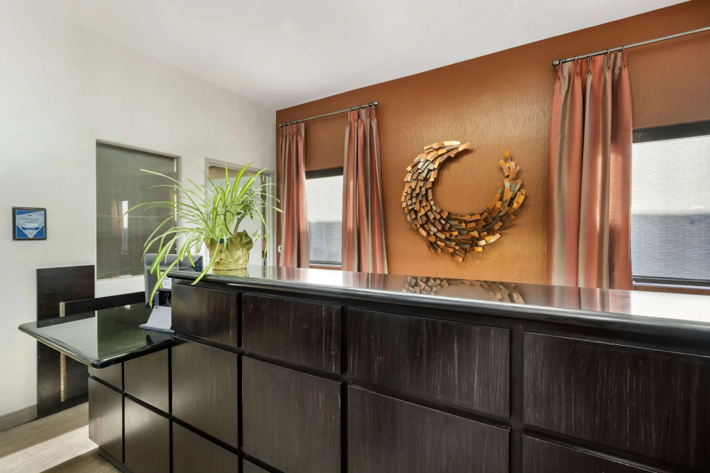 Best Western Royal Palace Inn & Suites - 2
