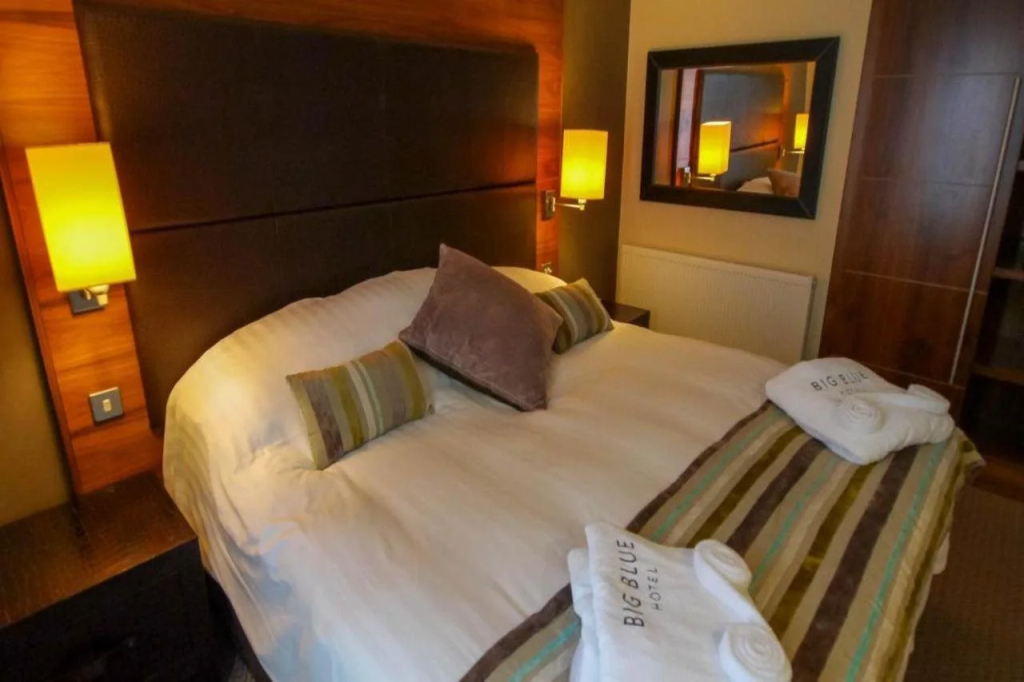 Big Blue Hotel - 4