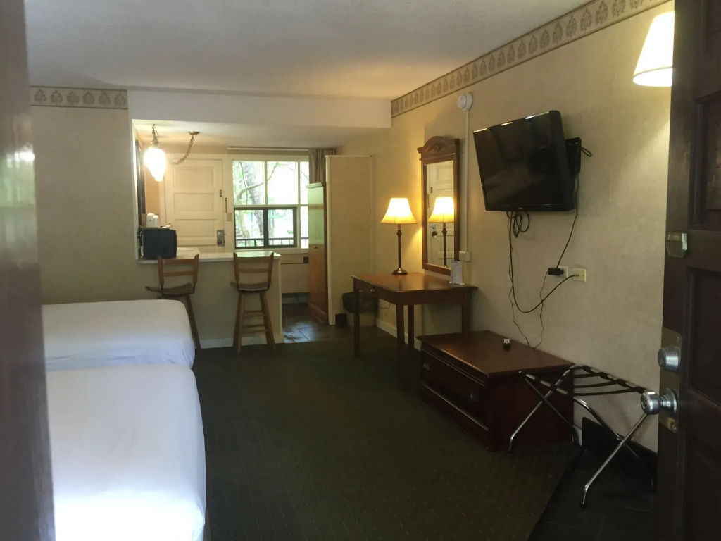 Brookside Lodge - 4