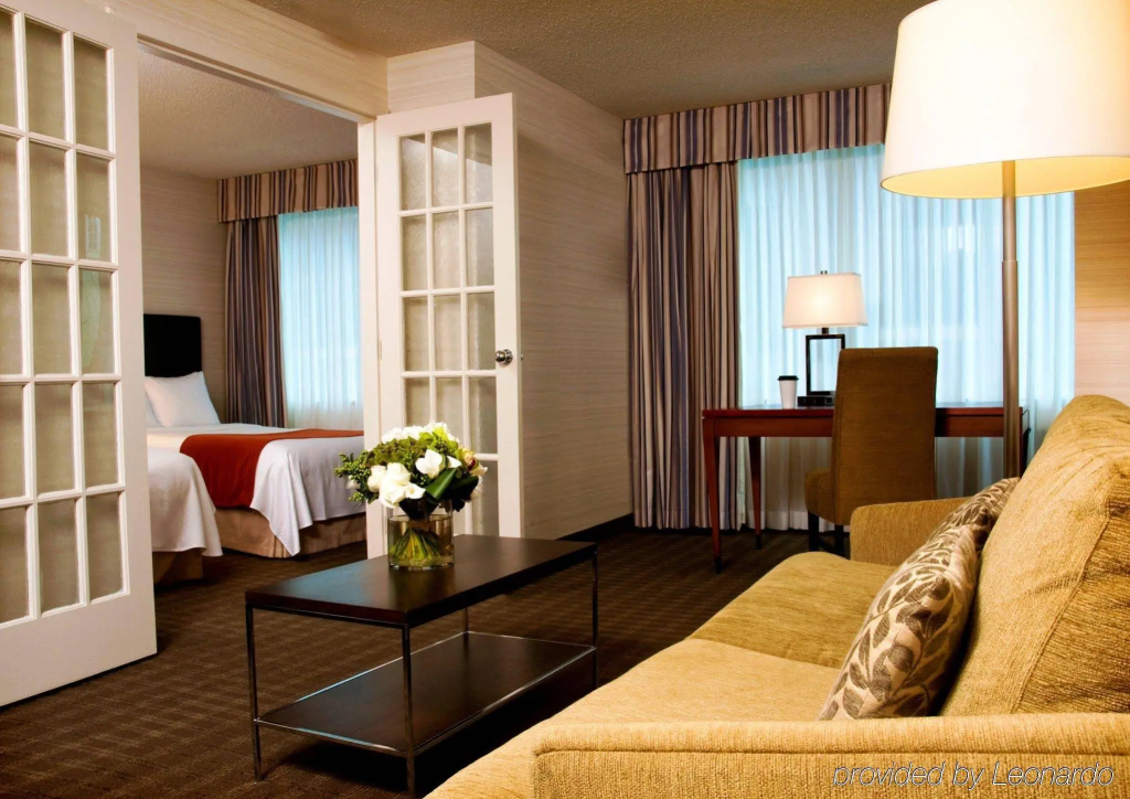 Cambridge Suites Toronto - 3