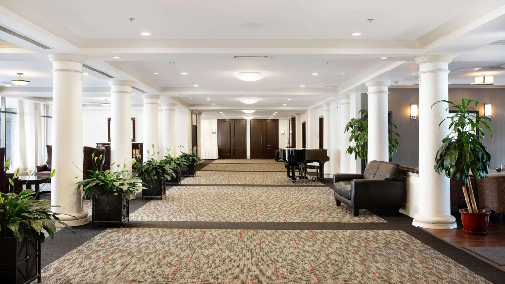 Chateau Lacombe Hotel - 2