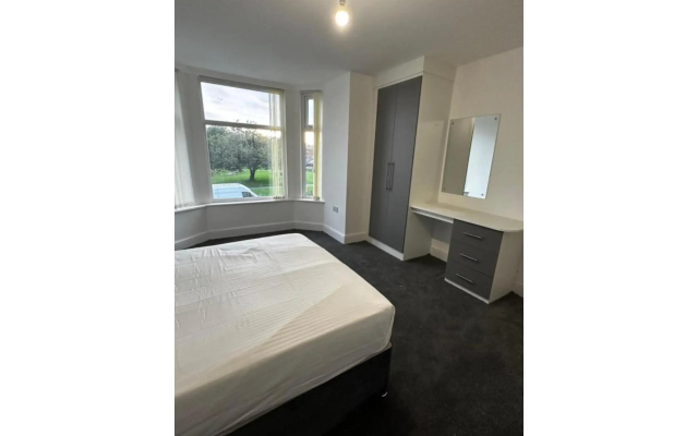 Cheetham Hill Guest House - 4