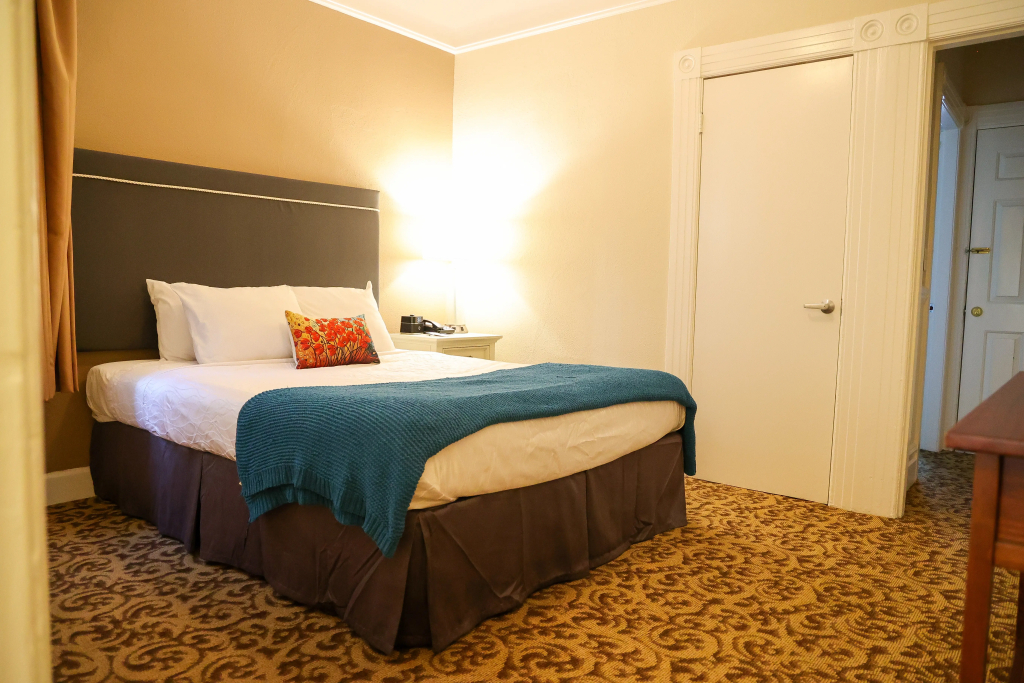 City Center Inn & Suites - 4
