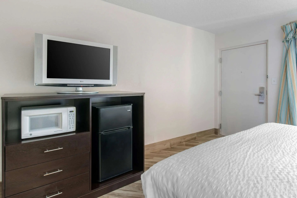 Clarion Inn & Suites Kissimmee-Lake Buena Vista South - 3