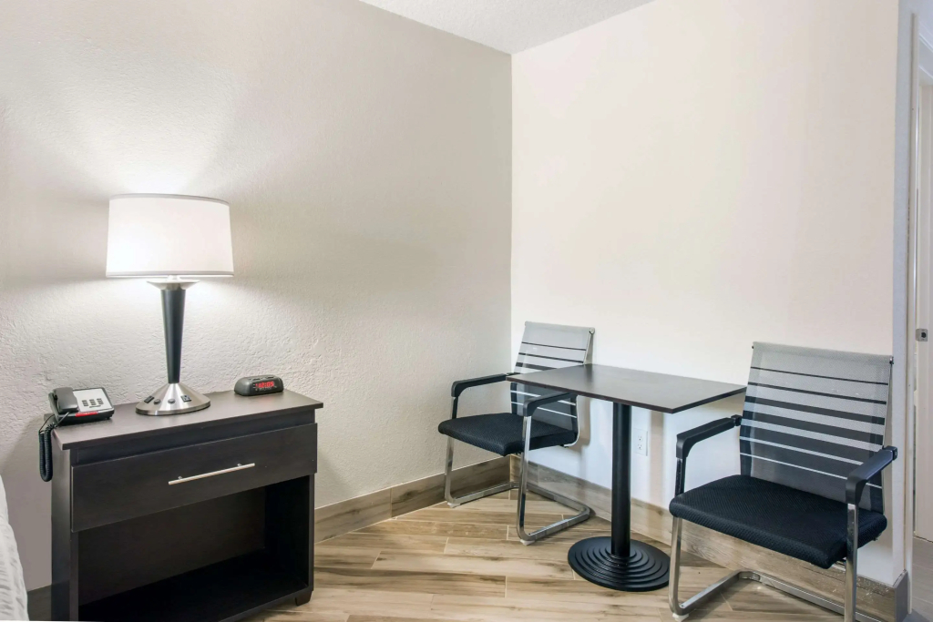 Clarion Inn & Suites Kissimmee-Lake Buena Vista South - 4