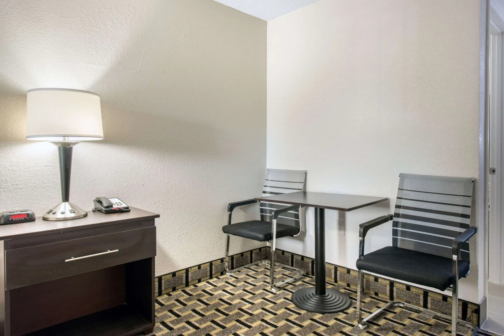 Clarion Inn & Suites Kissimmee-Lake Buena Vista South - 5