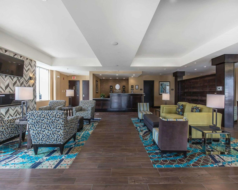 Comfort Inn & Suites Airport North - 2