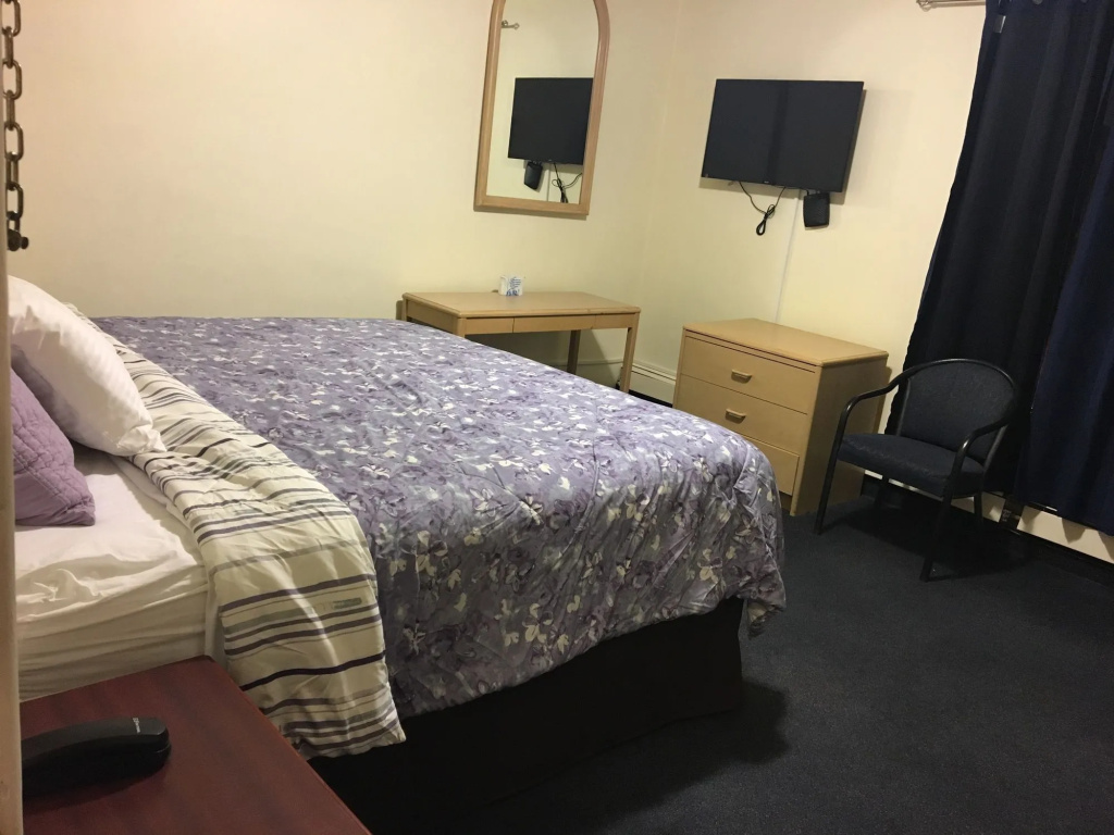 Commercial Hotel - 4
