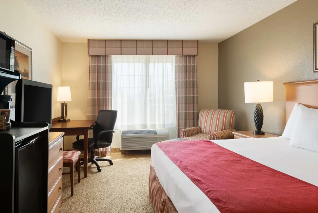 Country Inn & Suites by Radisson, Davenport - Quad Cities - 4
