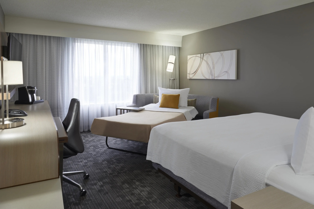 Courtyard by Marriott Toronto Airport - 4