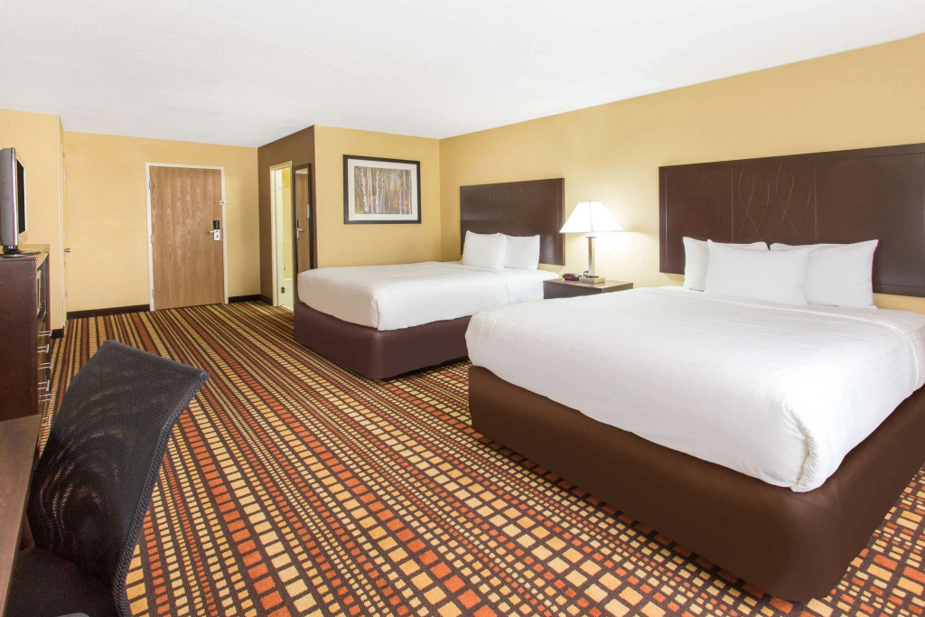 Days Inn & Suites by Wyndham Davenport East - 2