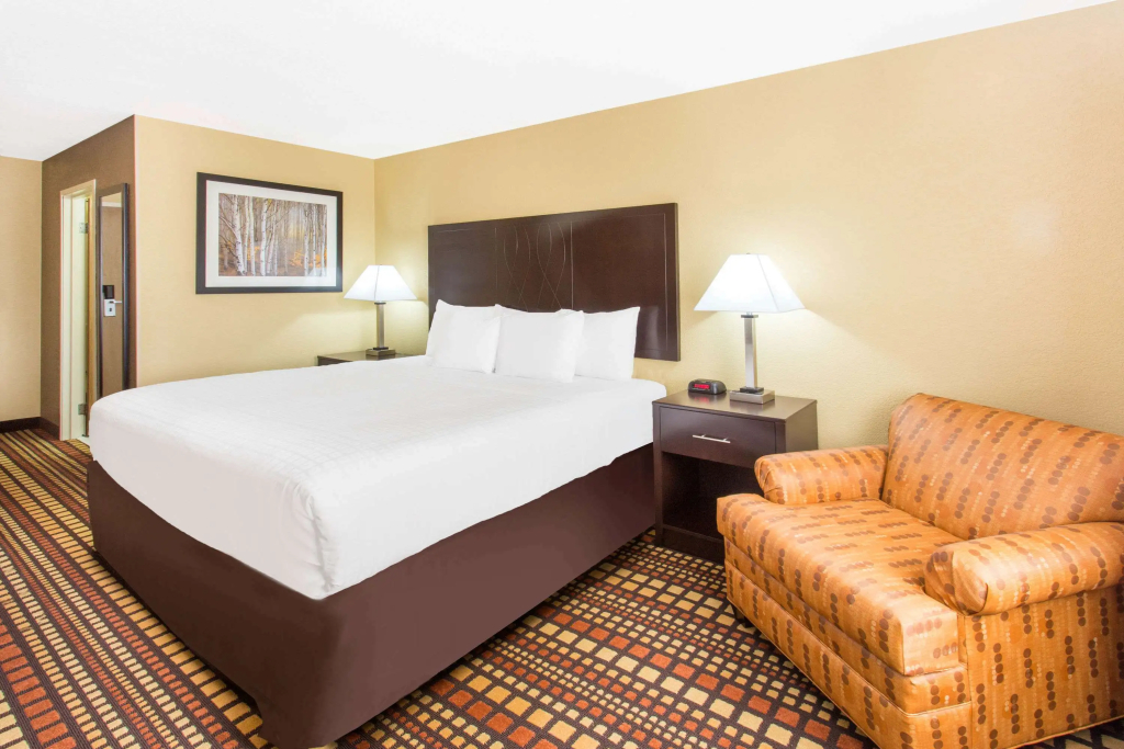 Days Inn & Suites by Wyndham Davenport East - 3