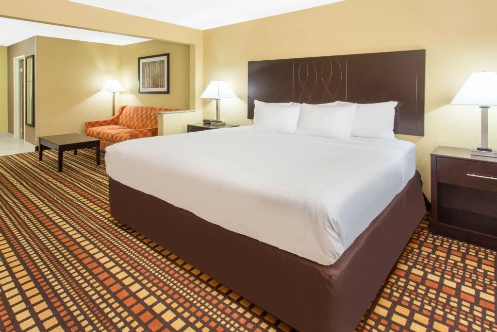 Days Inn & Suites by Wyndham Davenport East - 4