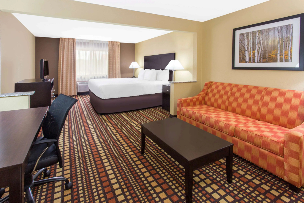 Days Inn & Suites by Wyndham Davenport East - 5