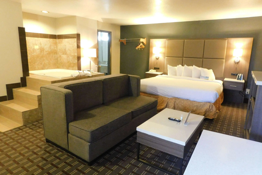Days Inn & Suites by Wyndham Downtown Gatlinburg Parkway - 4