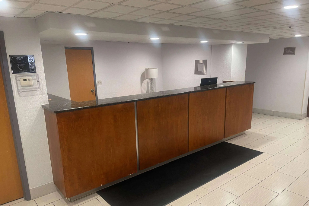 Days Inn by Wyndham Englewood Dayton Airport - 2