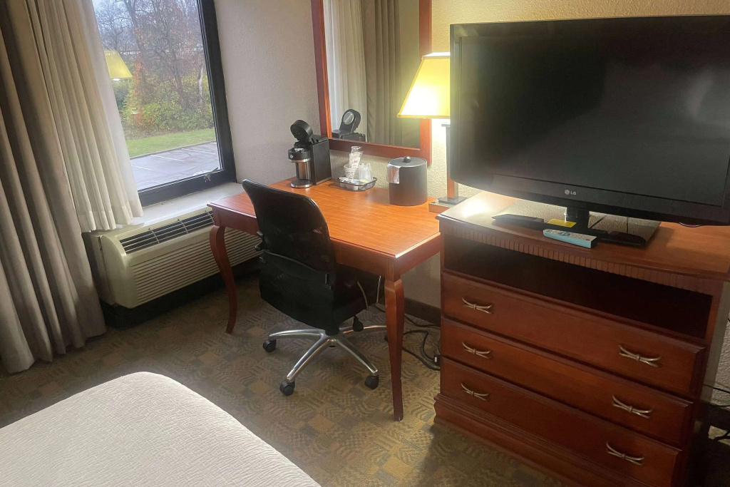 Days Inn by Wyndham Englewood Dayton Airport - 3