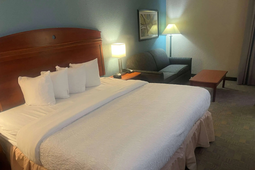 Days Inn by Wyndham Englewood Dayton Airport - 4