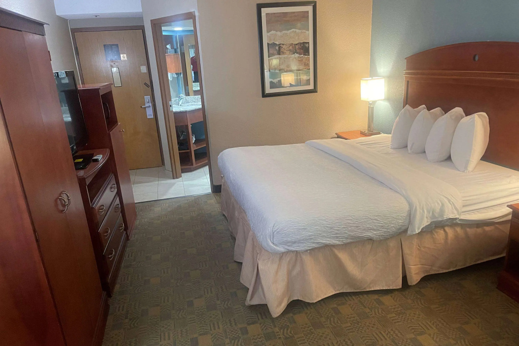 Days Inn by Wyndham Englewood Dayton Airport - 5