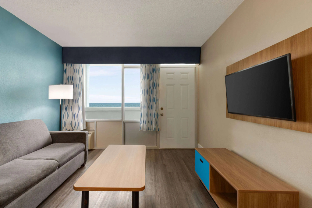 Days Inn by Wyndham Myrtle Beach-Beach Front - 3