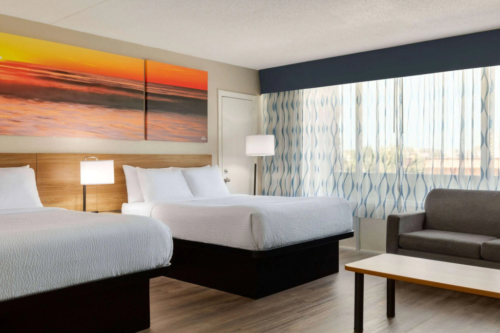 Days Inn by Wyndham Myrtle Beach-Beach Front - 4
