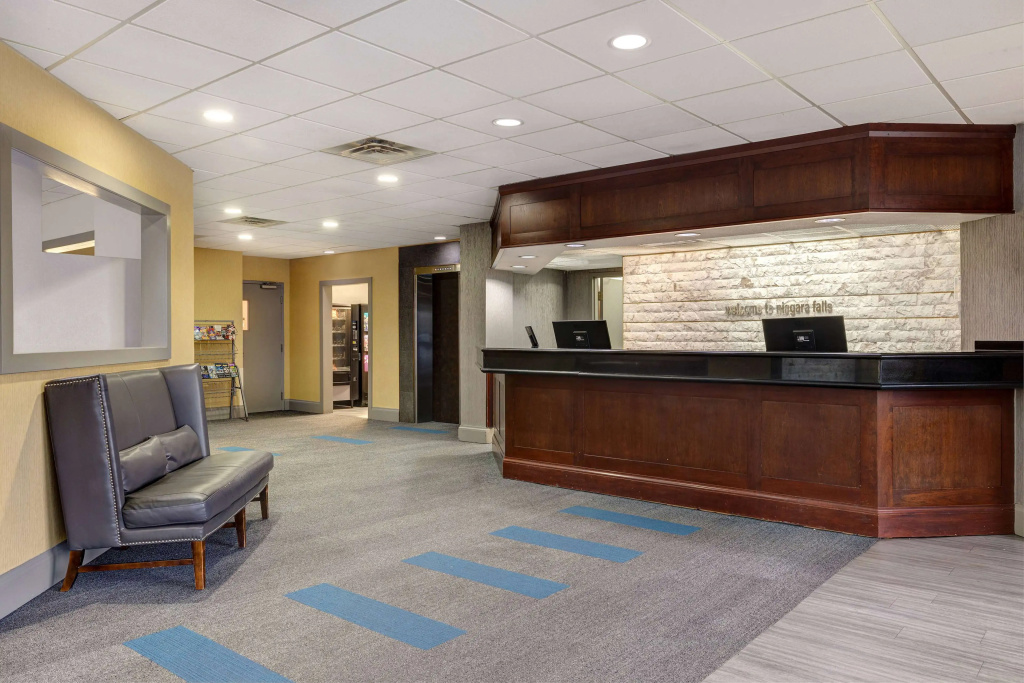 Days Inn by Wyndham Niagara Falls Near The Falls - 2