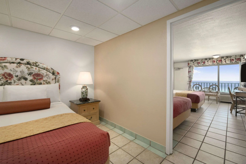 Days Inn by Wyndham Panama City Beach/Beachfront Resort - 2