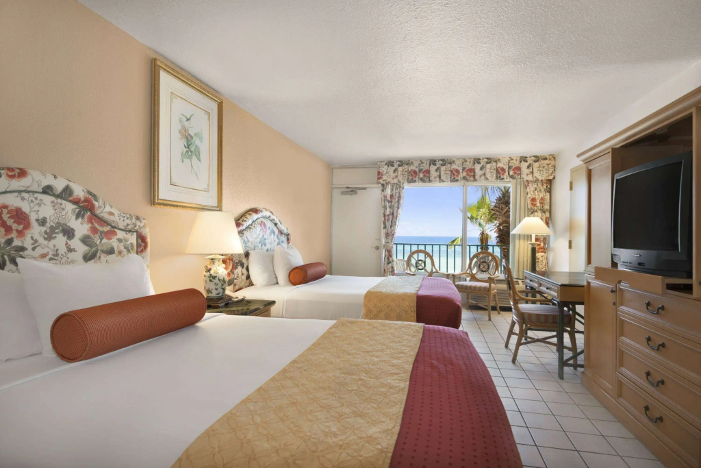 Days Inn by Wyndham Panama City Beach/Beachfront Resort - 3