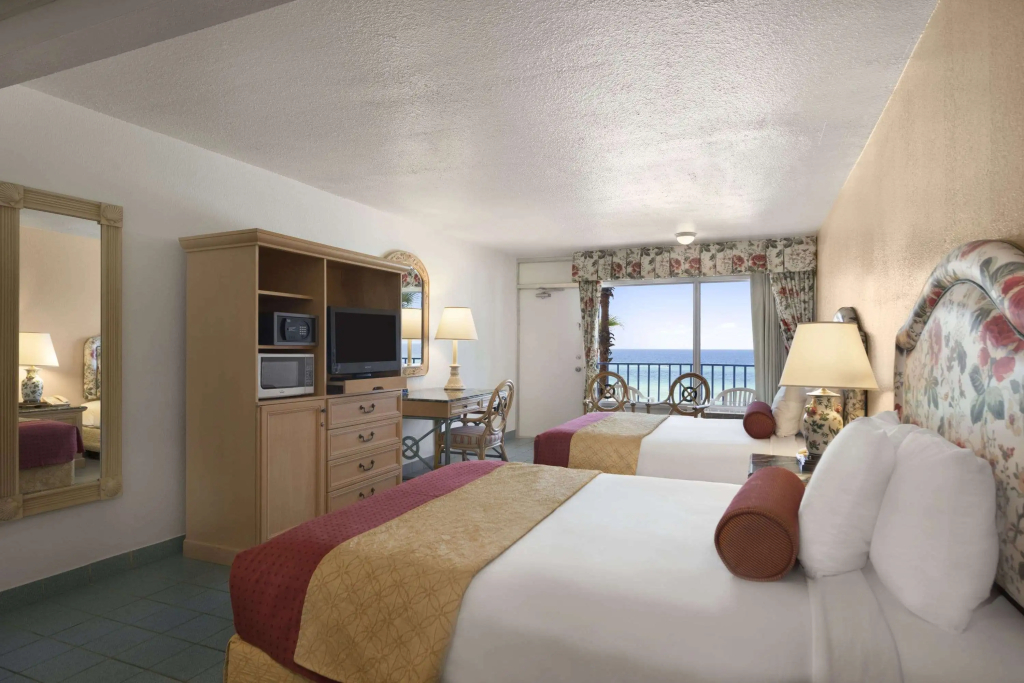 Days Inn by Wyndham Panama City Beach/Beachfront Resort - 4