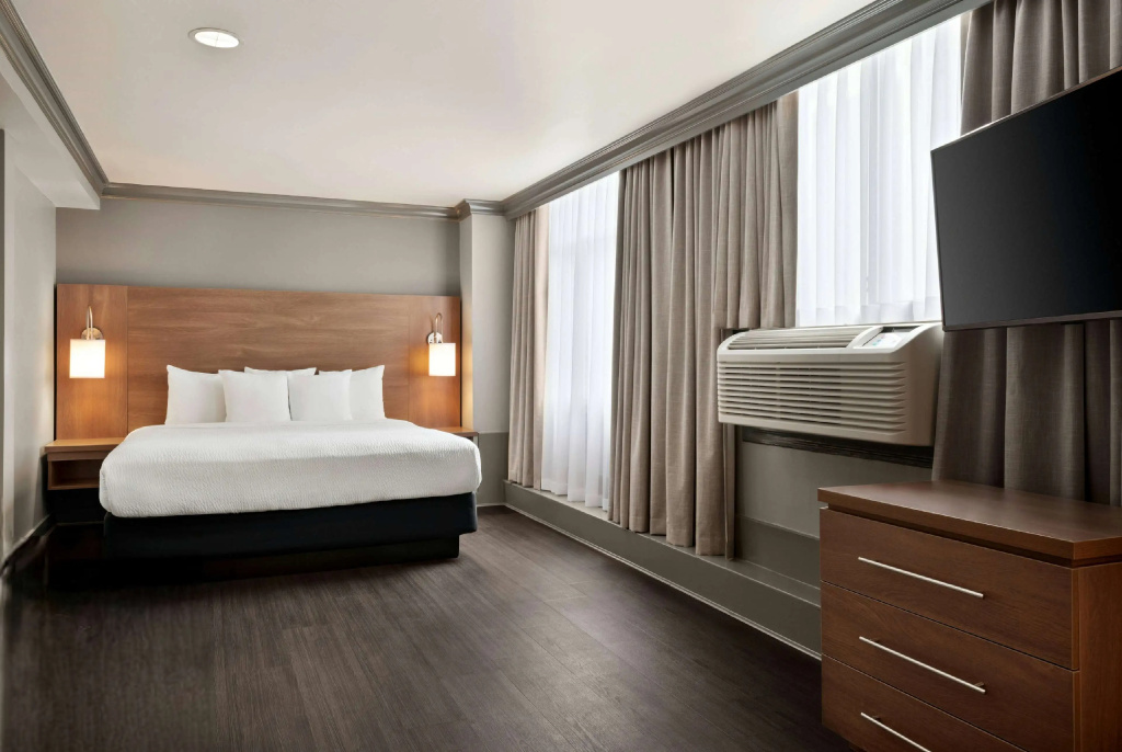 Days Inn by Wyndham Vancouver Downtown - 2