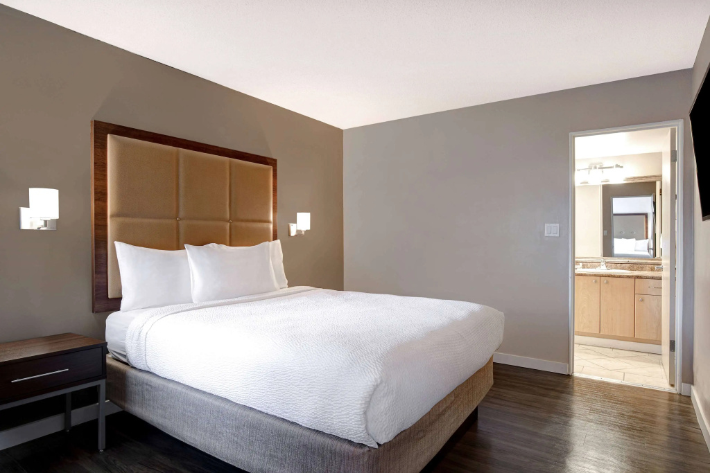 Days Inn by Wyndham Victoria Uptown - 2